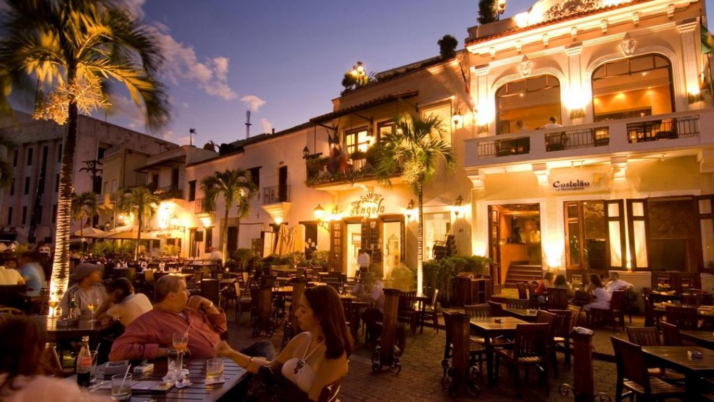 Restaurants in the Plaza Espana at dusk, Santo Domingo.