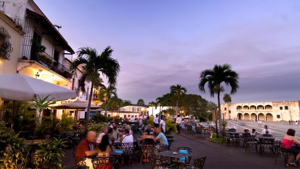 Restaurants in the Plaza Espana at dusk, Santo Domingo.