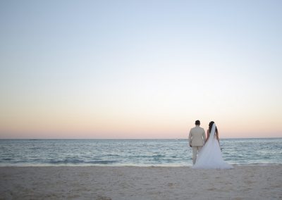 Wedding couple on the beachh