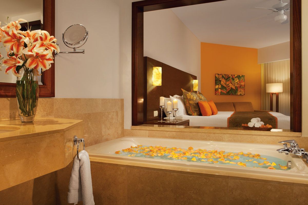 Bathroom with Jacuzzi of the Deluxe Rooms at the all inclusive hotel Now Larimar in Punta Cana, Dominican Republic
