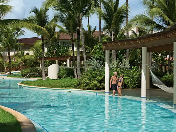 dominican-republic_accommodation_all-inclusive-hotel_secrets-royal-beach_punta-cana_adults-couple-pool_001_600_ergebnis